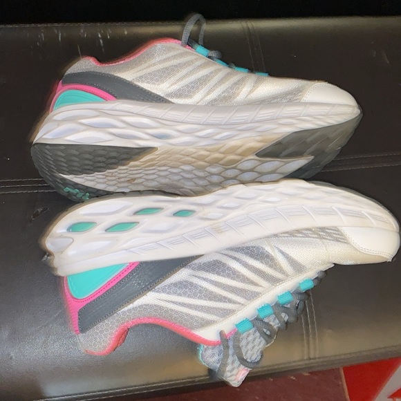 Fila gym shoes barely worn kinda new - Picture 2 of 6